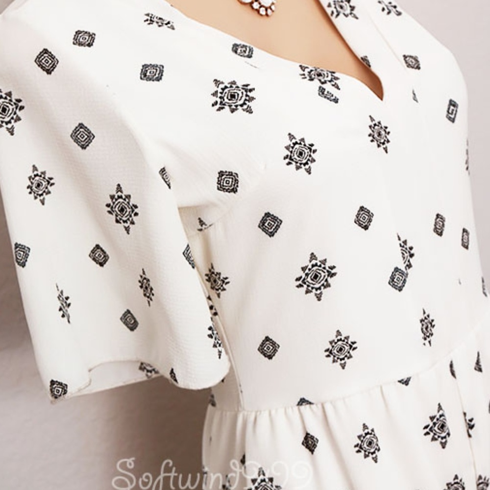 ☝️Last one ☝️Ivory V Neck Flutter Boho CUTE Romper - Picture 3 of 8